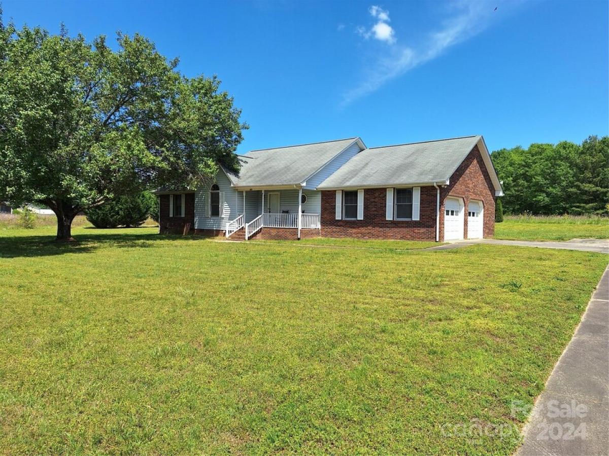 Picture of Home For Sale in Stanley, North Carolina, United States