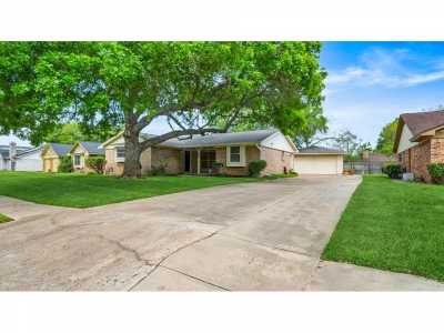 Home For Sale in Lake Jackson, Texas