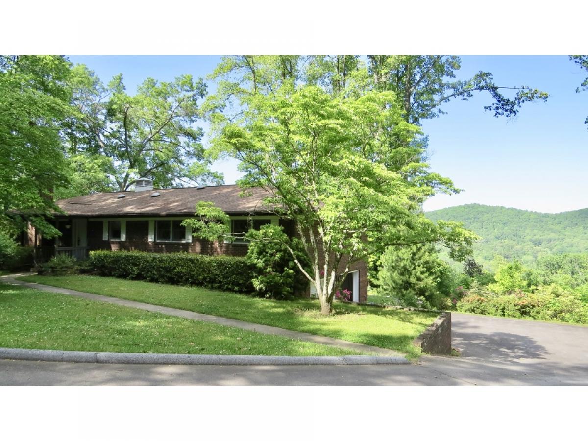 Picture of Home For Sale in Hendersonville, North Carolina, United States