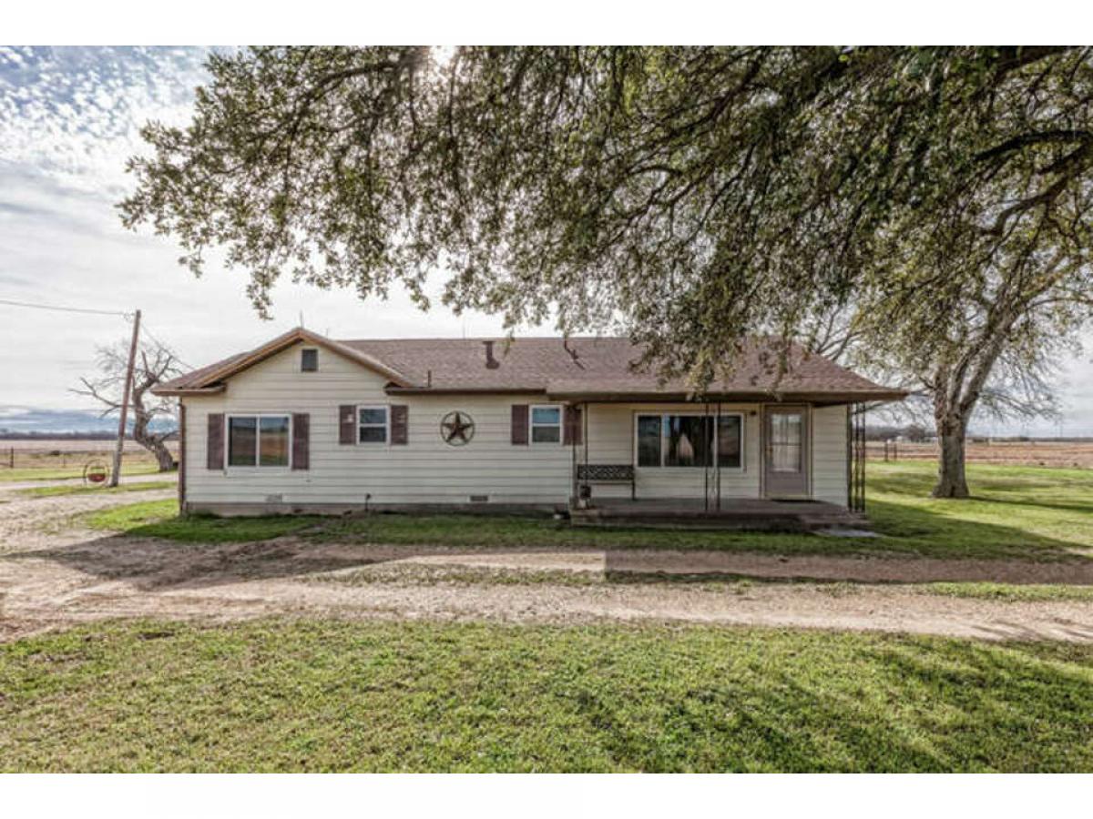 Picture of Home For Sale in West, Texas, United States