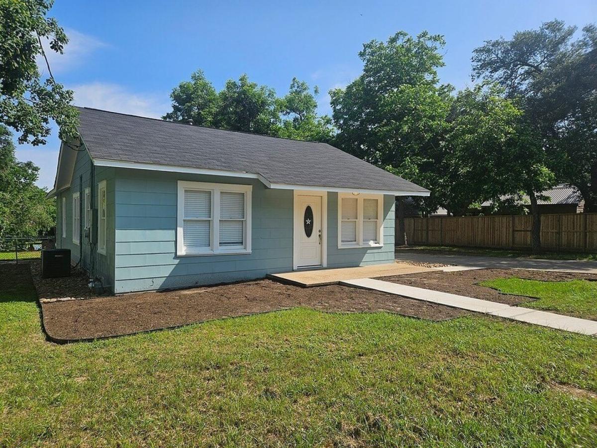 Picture of Home For Sale in Brenham, Texas, United States