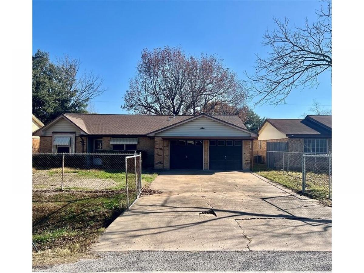 Picture of Home For Sale in Highlands, Texas, United States