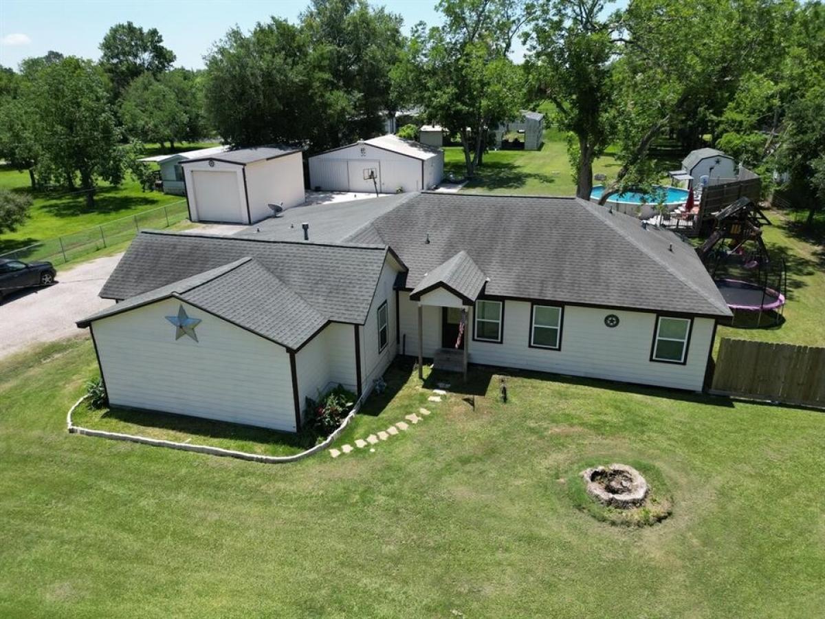 Picture of Home For Sale in Highlands, Texas, United States