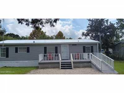 Home For Sale in Satsuma, Florida