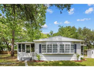 Home For Sale in Crescent City, Florida