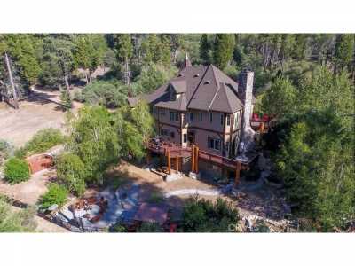 Home For Sale in Cedar Glen, California