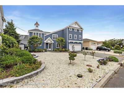 Home For Sale in Mantoloking, New Jersey