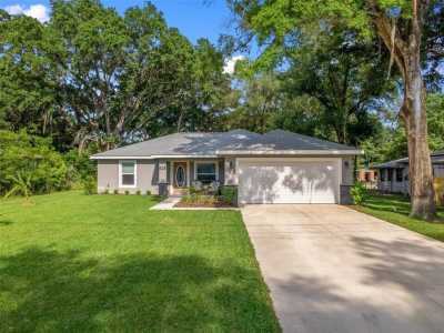 Home For Sale in Lady Lake, Florida