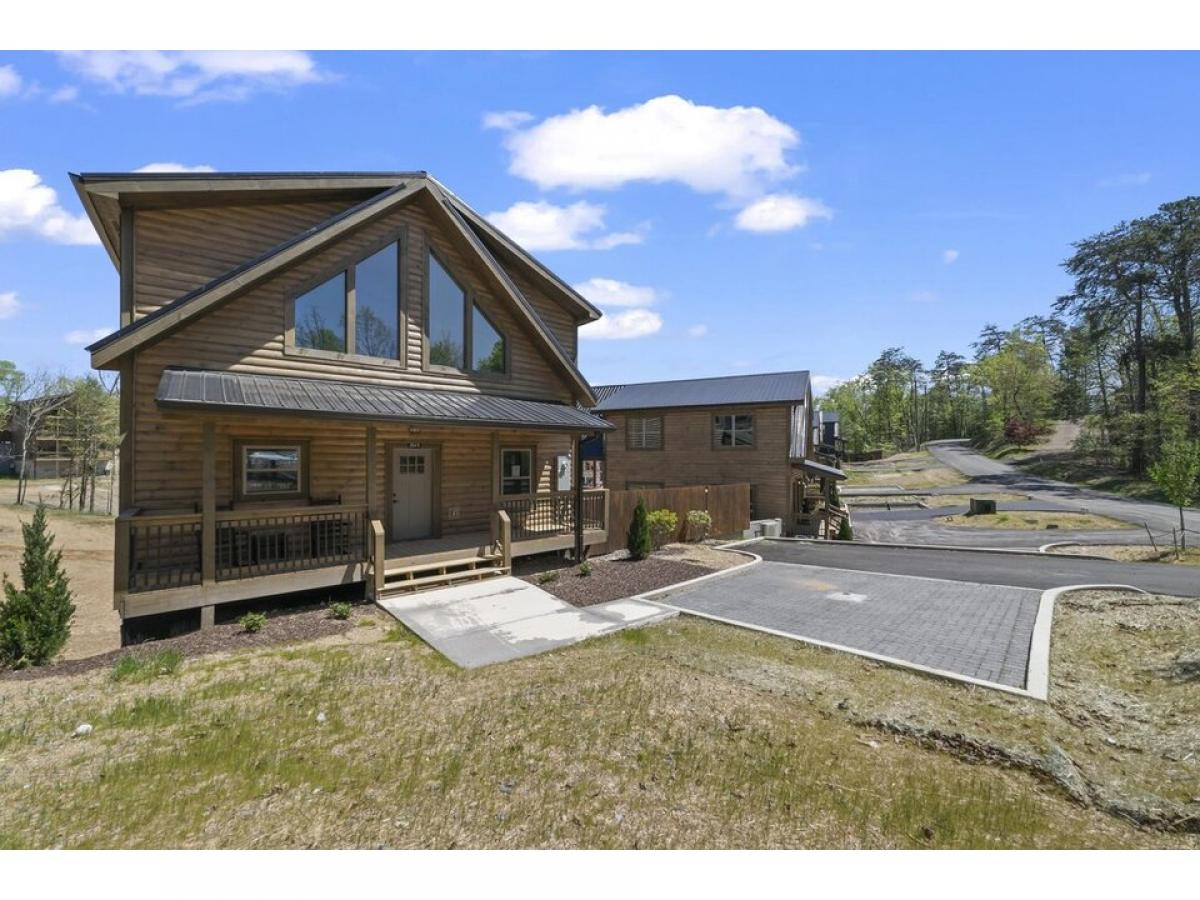 Picture of Home For Sale in Pigeon Forge, Tennessee, United States