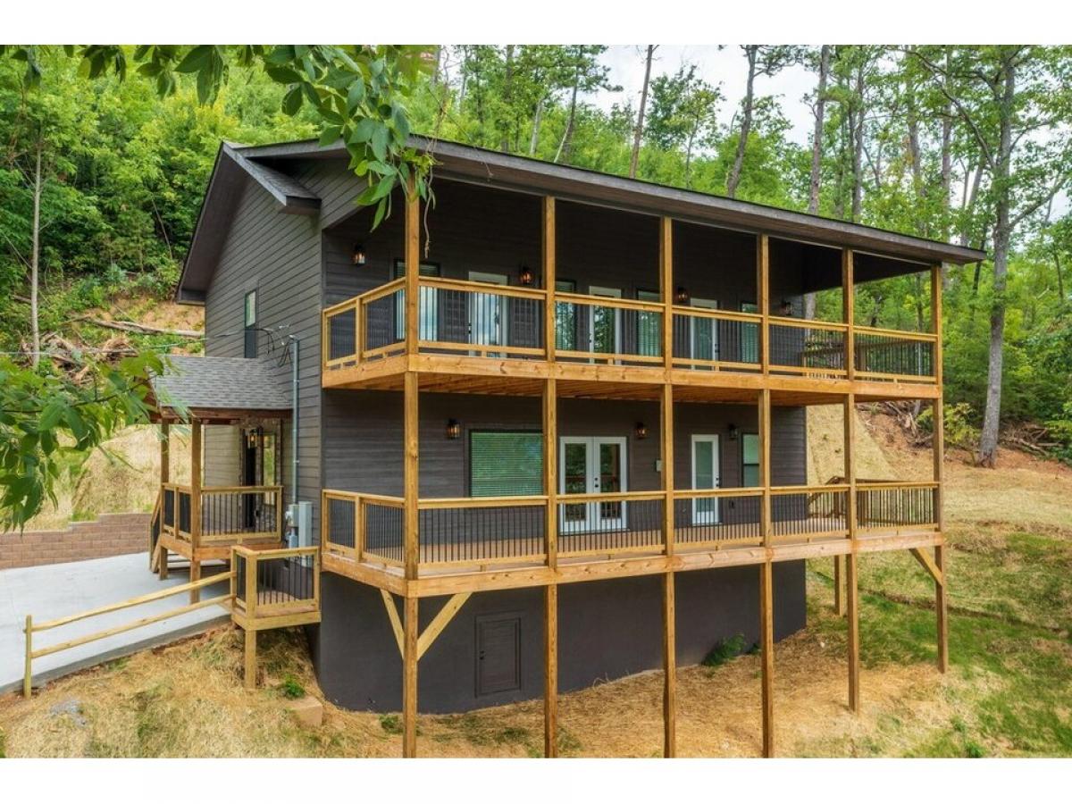 Picture of Home For Sale in Gatlinburg, Tennessee, United States