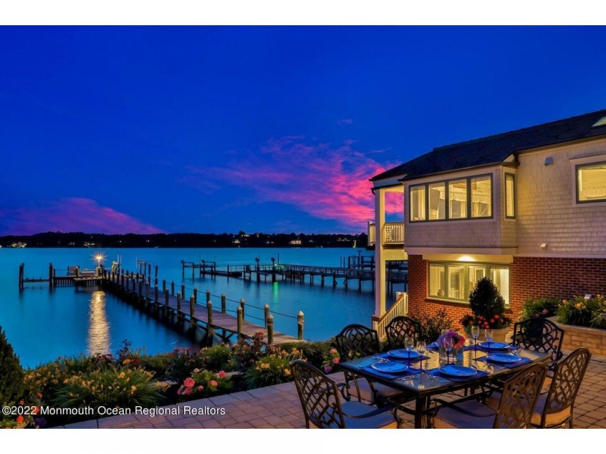 Picture of Home For Sale in Red Bank, New Jersey, United States