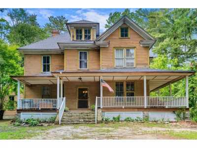 Home For Sale in Hendersonville, North Carolina