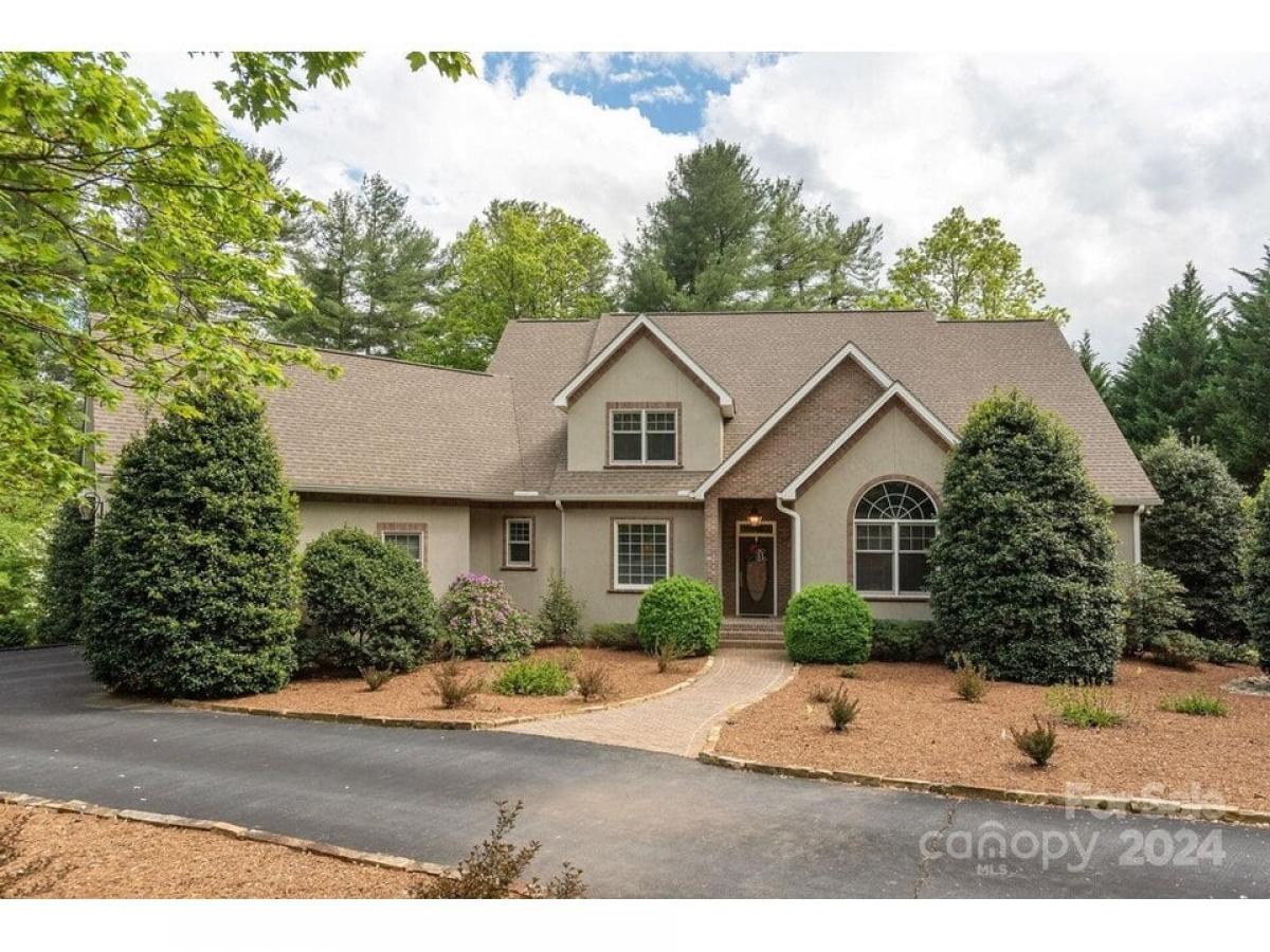 Picture of Home For Sale in Hendersonville, North Carolina, United States