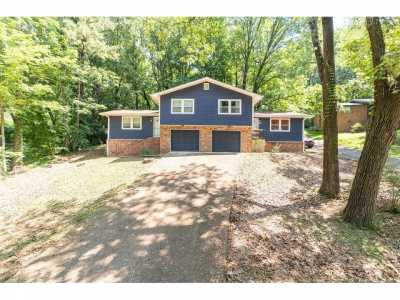 Home For Sale in Signal Mountain, Tennessee