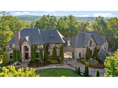 Home For Sale in Signal Mountain, Tennessee