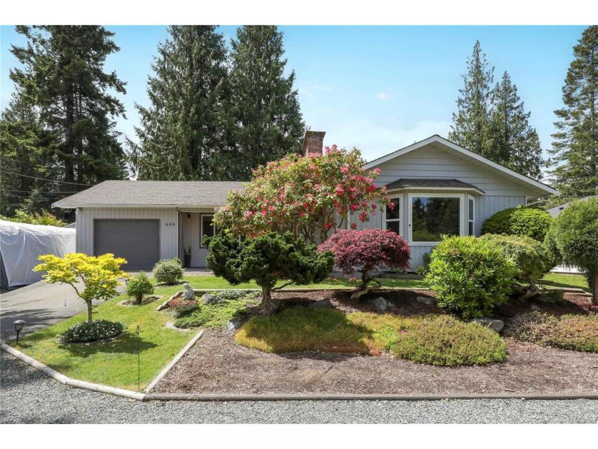 Picture of Home For Sale in Qualicum Beach, British Columbia, Canada