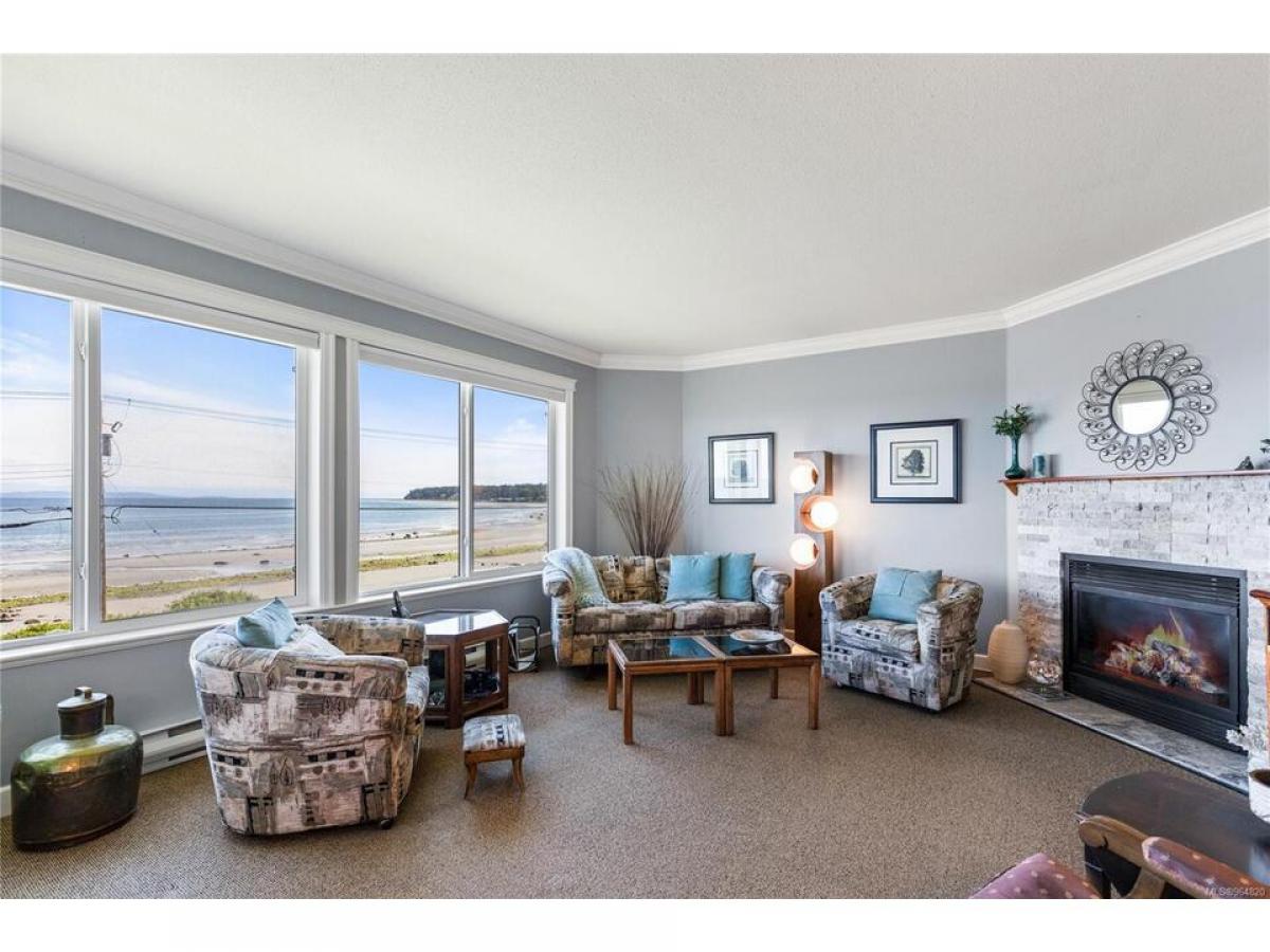 Picture of Condo For Sale in Qualicum Beach, British Columbia, Canada