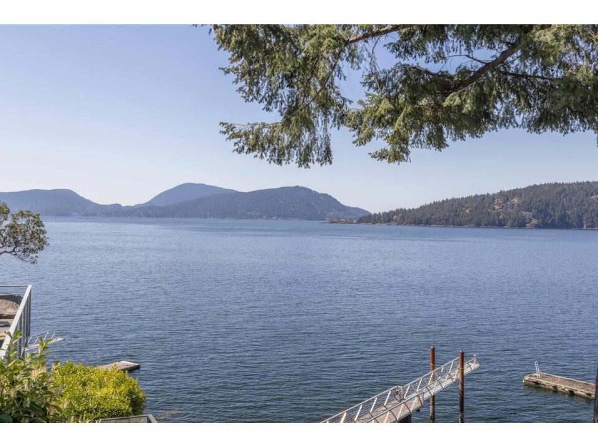 Picture of Home For Sale in West Vancouver, British Columbia, Canada