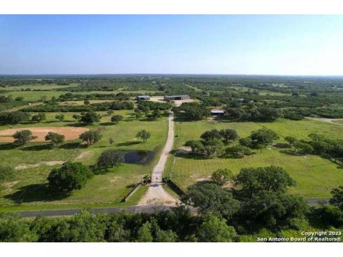 Picture of Home For Sale in Yancey, Texas, United States