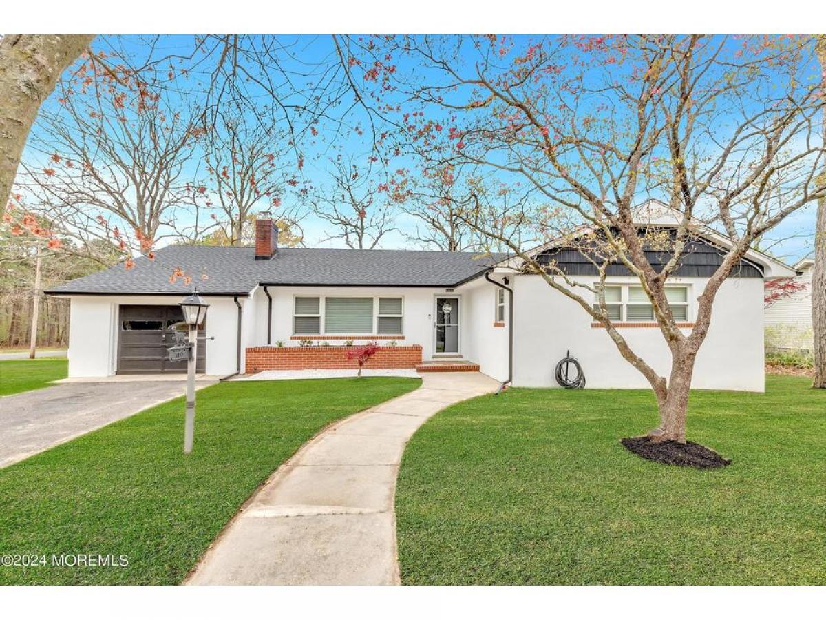 Picture of Home For Sale in Pine Beach, New Jersey, United States