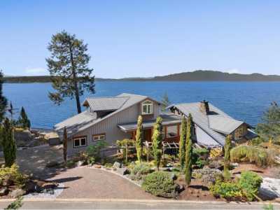 Home For Sale in Halfmoon Bay, Canada