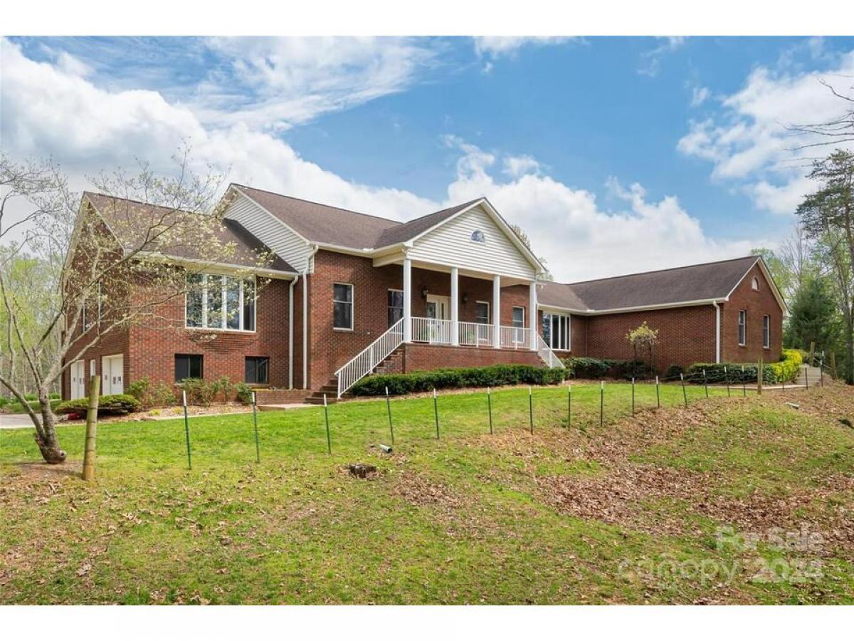 Picture of Home For Sale in Asheville, North Carolina, United States