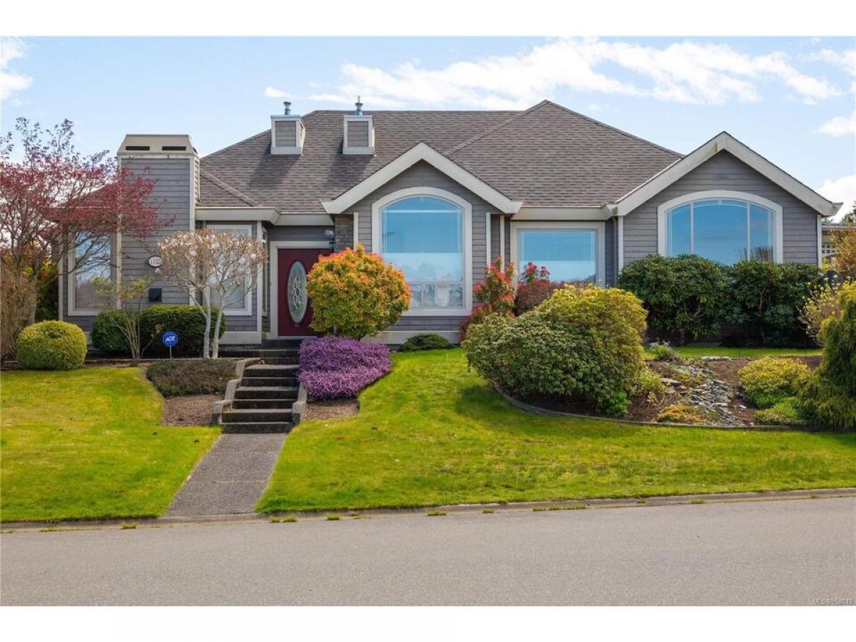 Picture of Home For Sale in Qualicum Beach, British Columbia, Canada