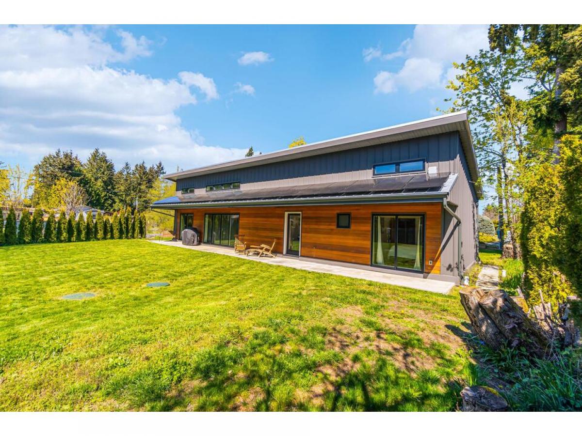 Picture of Home For Sale in Nanaimo, British Columbia, Canada