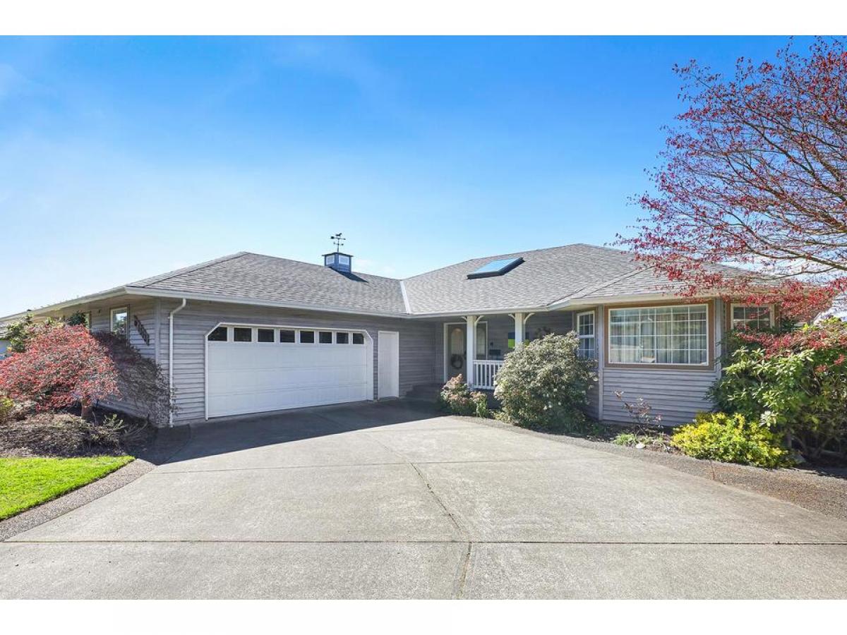 Picture of Home For Sale in Courtenay, British Columbia, Canada