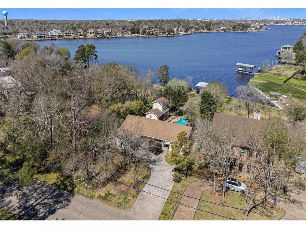 Picture of Home For Sale in Taylor Lake Village, Texas, United States