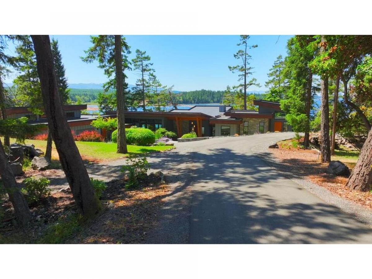 Picture of Home For Sale in Nanoose Bay, British Columbia, Canada