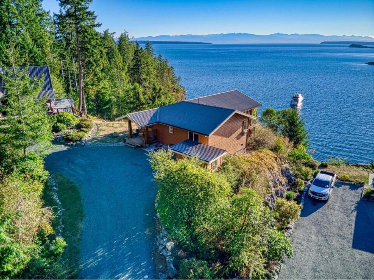 Picture of Home For Sale in Powell River, British Columbia, Canada