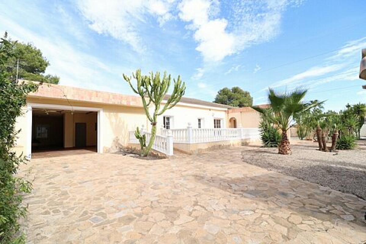 Picture of Villa For Sale in Villamartin, Alicante, Spain