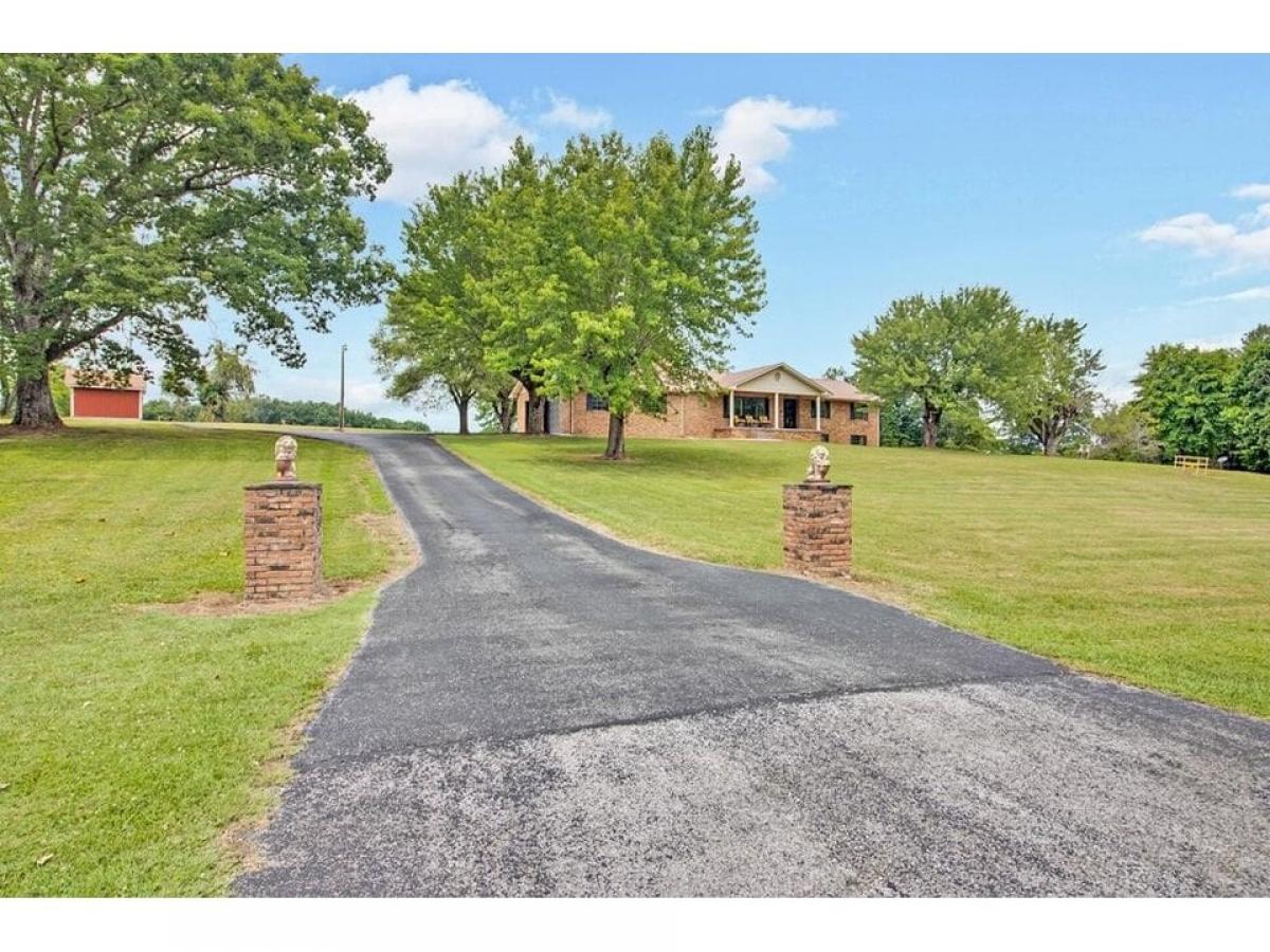 Picture of Home For Sale in Clarkrange, Tennessee, United States