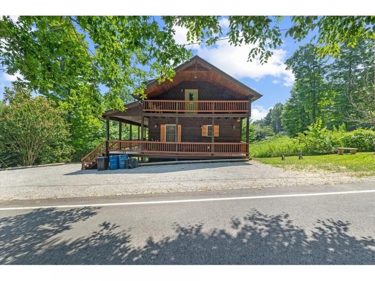 Picture of Home For Sale in Byrdstown, Tennessee, United States