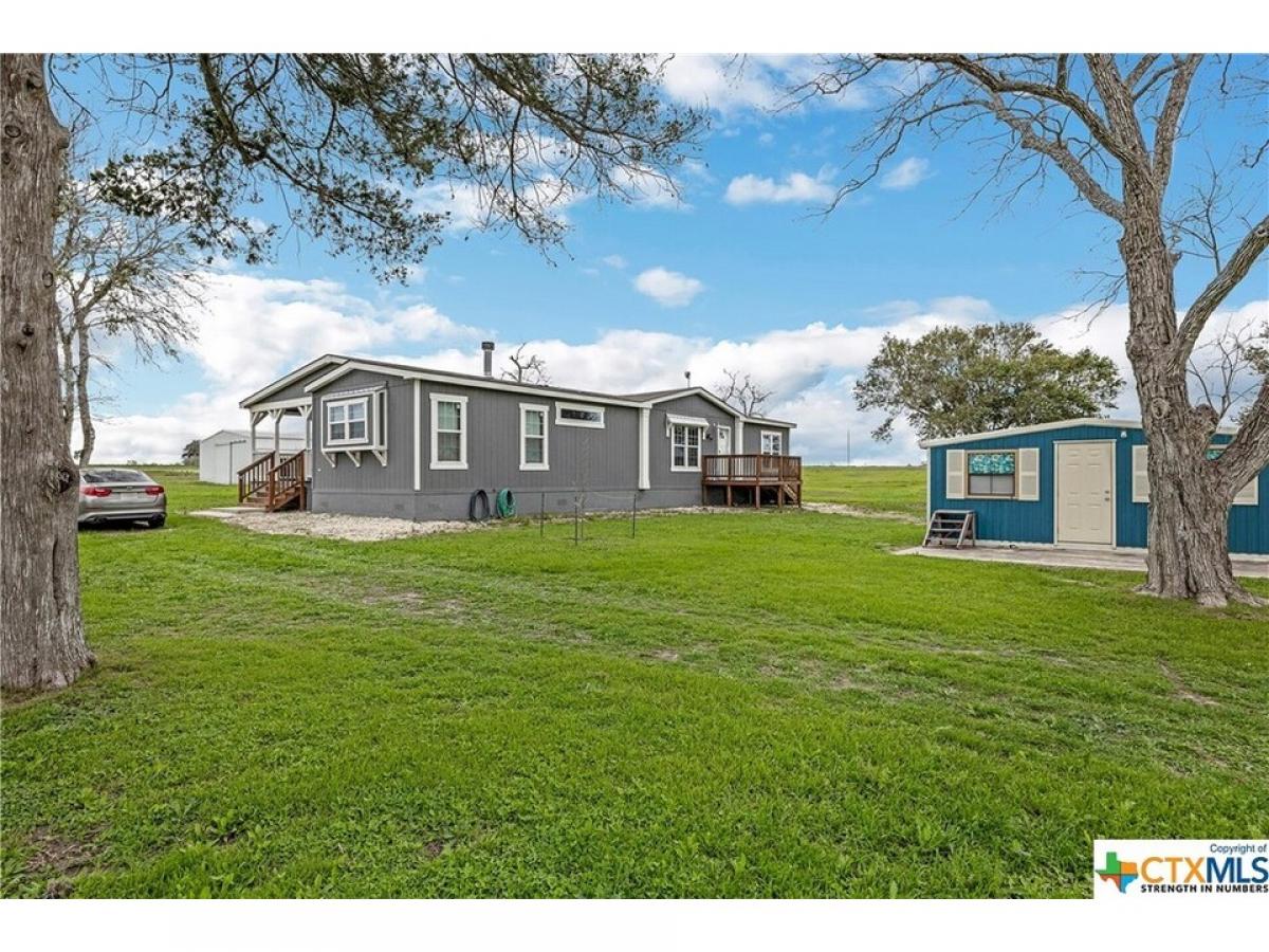 Picture of Home For Sale in Shiner, Texas, United States