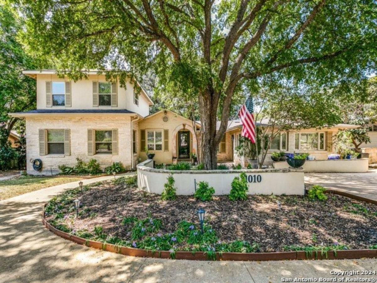 Picture of Home For Sale in Terrell Hills, Texas, United States