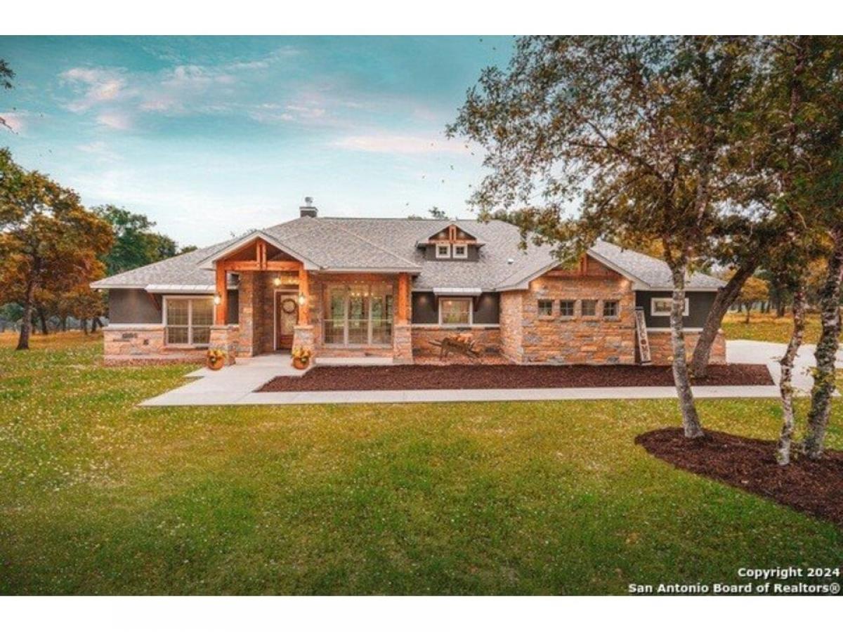 Picture of Home For Sale in La Vernia, Texas, United States