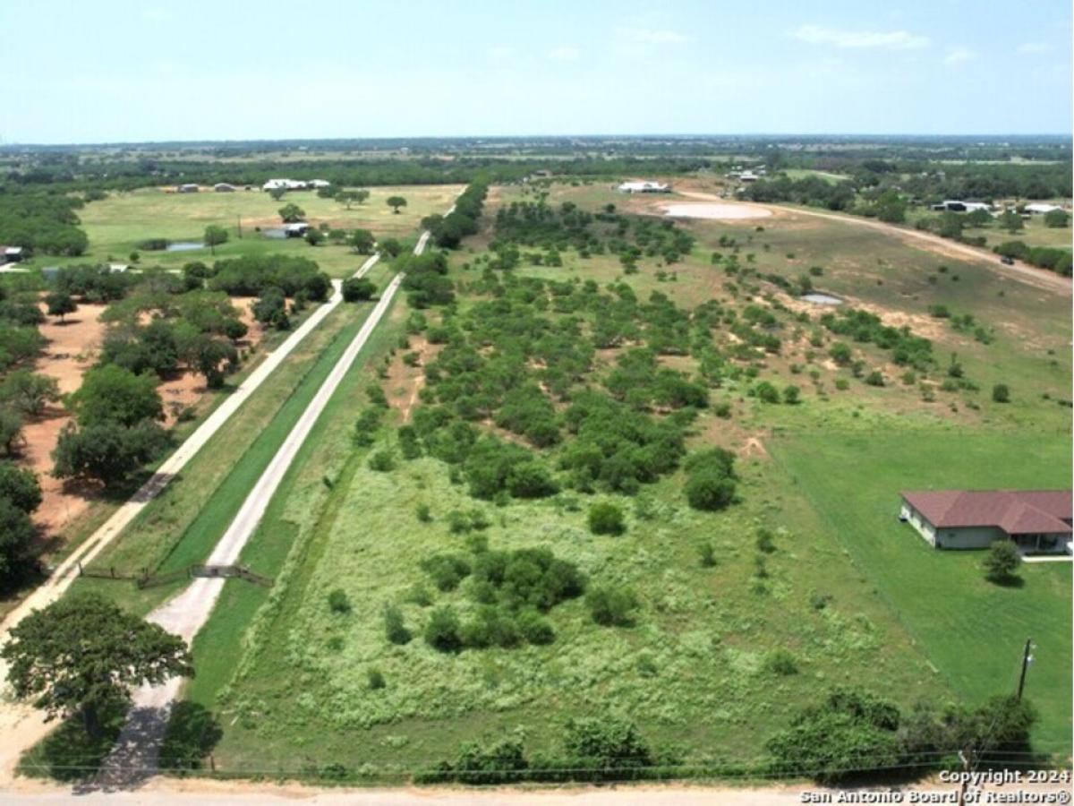 Picture of Residential Land For Sale in La Vernia, Texas, United States