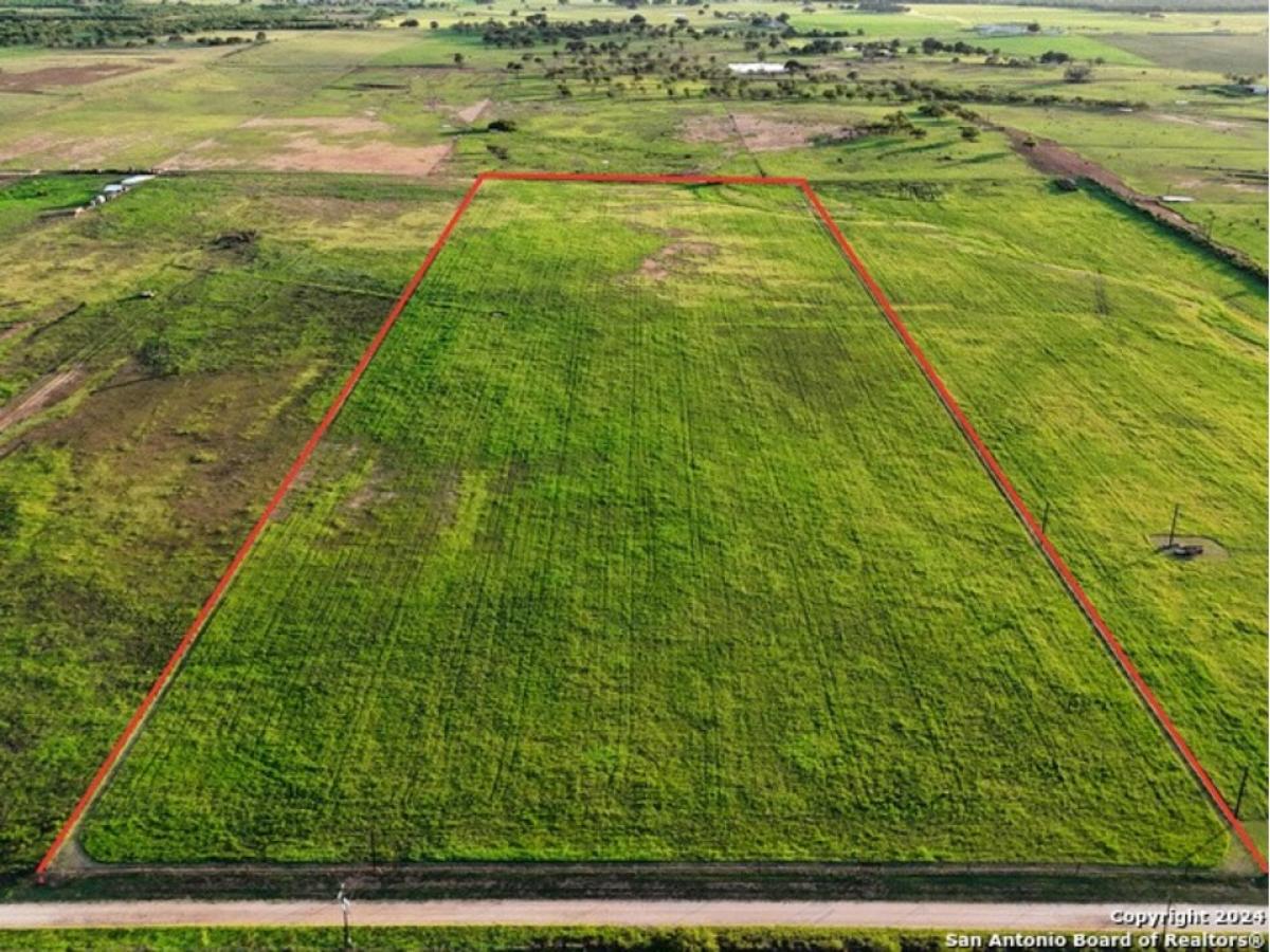 Picture of Residential Land For Sale in Floresville, Texas, United States