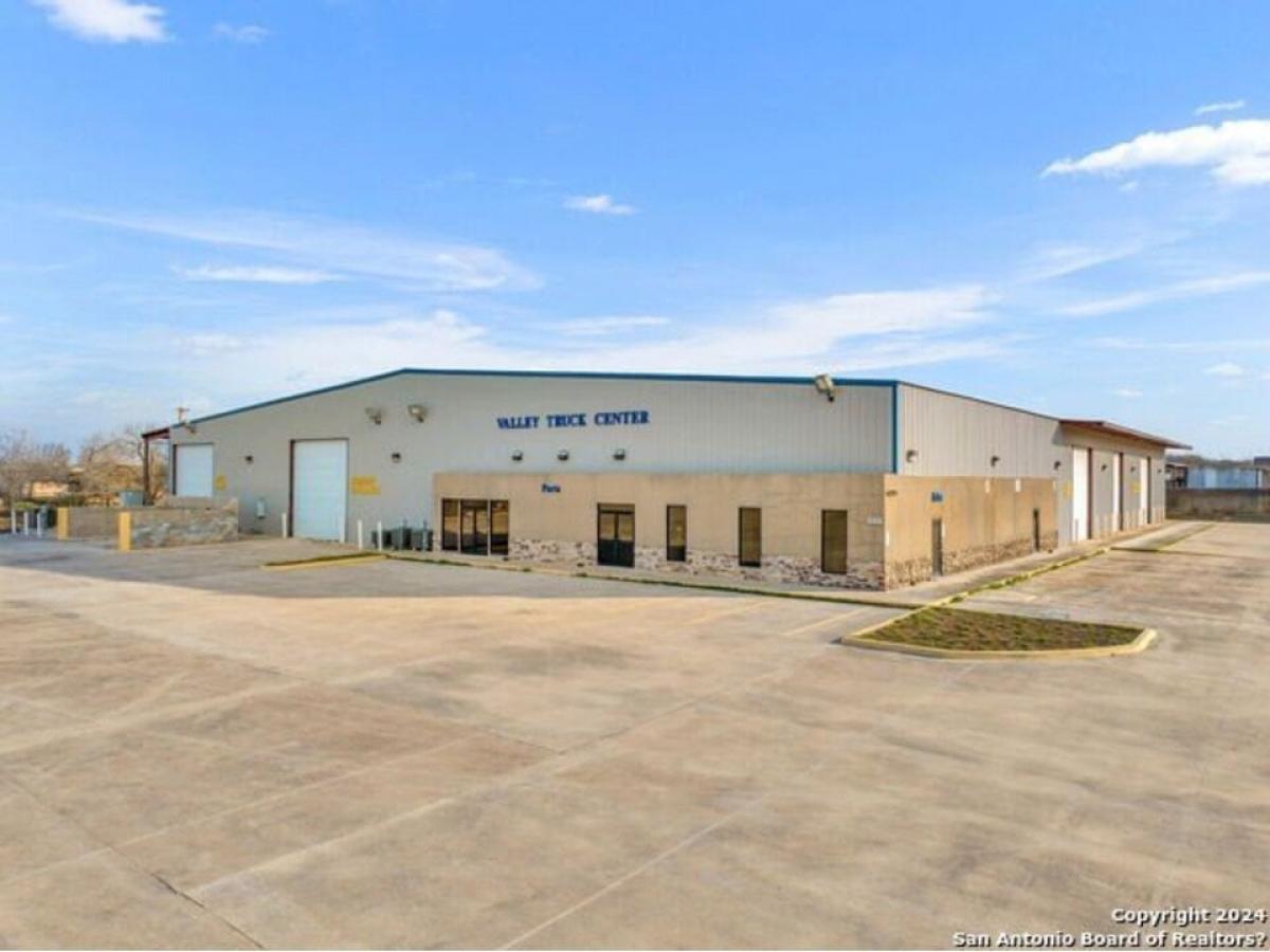 Picture of Home For Sale in Cotulla, Texas, United States