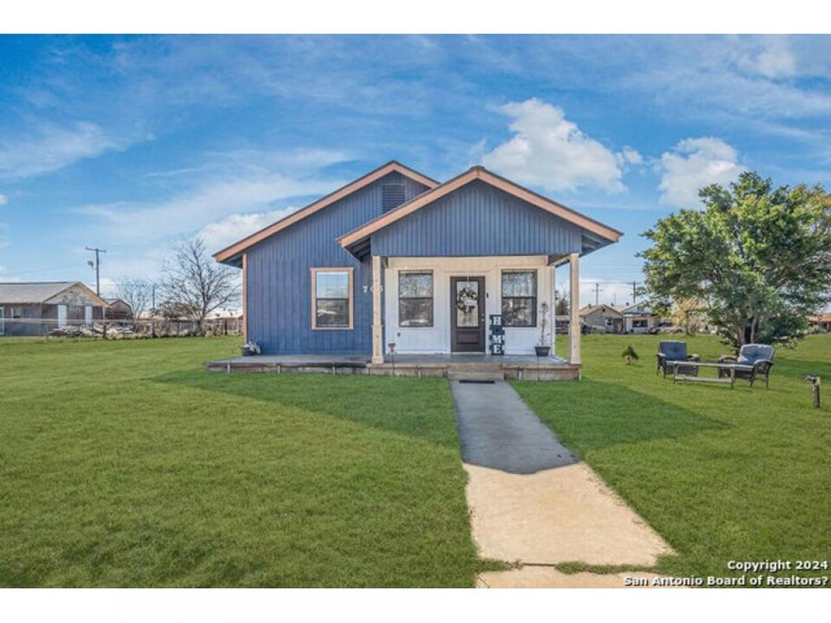 Picture of Home For Sale in Cotulla, Texas, United States