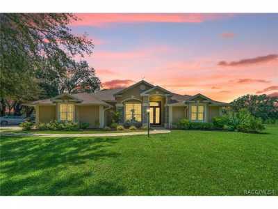 Home For Sale in Weirsdale, Florida