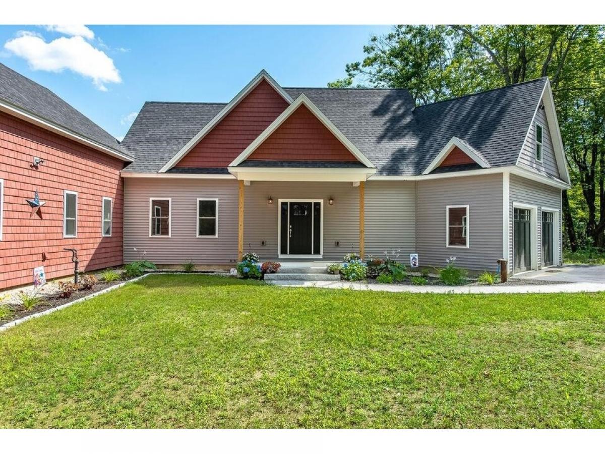 Picture of Home For Sale in Pittsfield, New Hampshire, United States