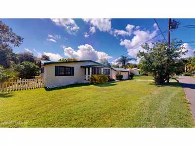 Home For Sale in Crescent City, Florida