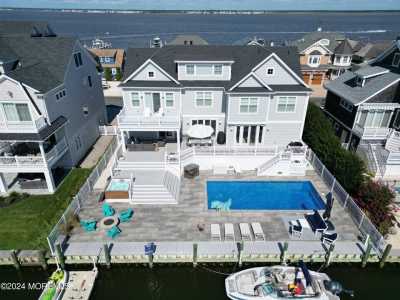 Home For Sale in Mantoloking, New Jersey