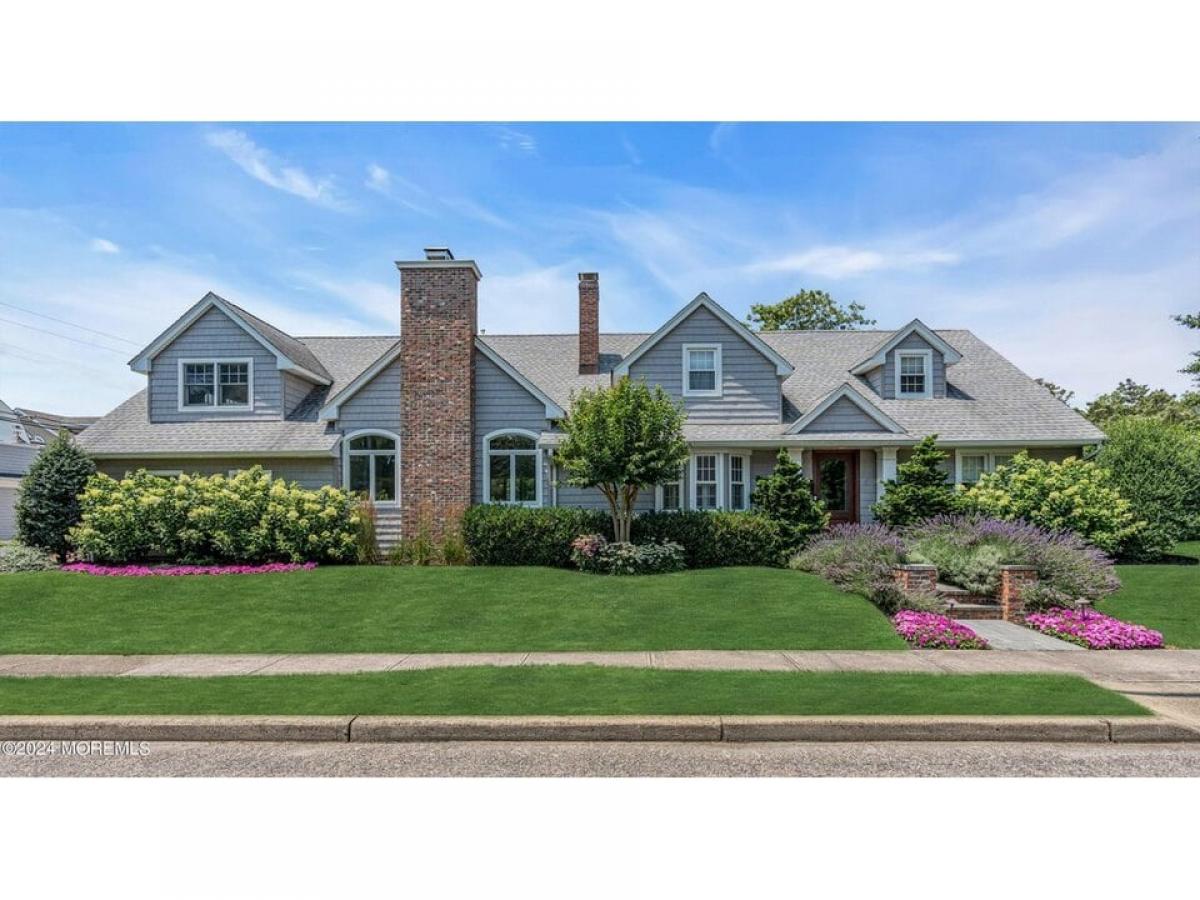 Picture of Home For Sale in Sea Girt, New Jersey, United States