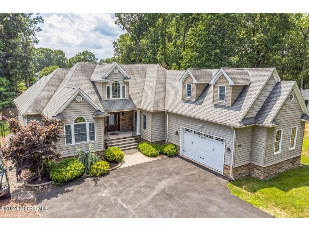 Picture of Home For Sale in Freehold, New Jersey, United States