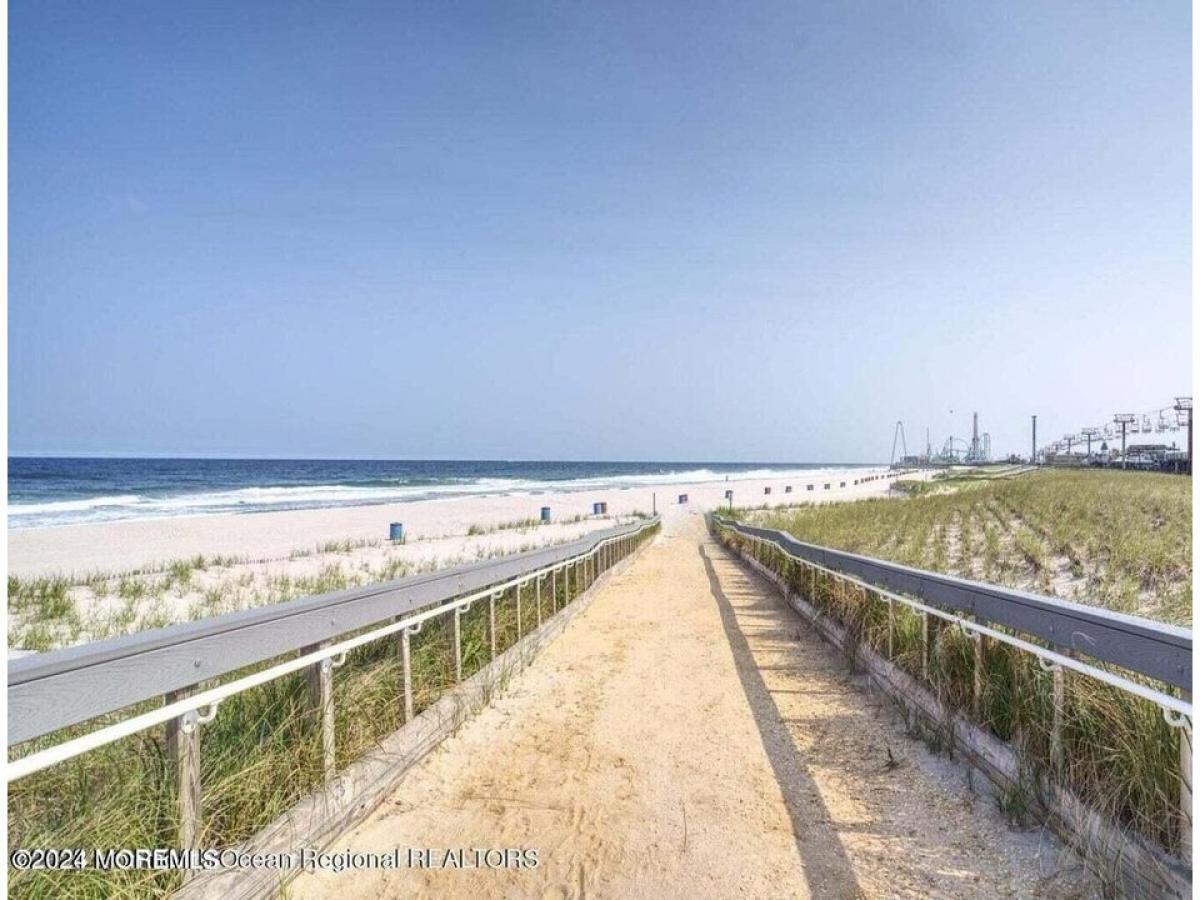 Picture of Home For Sale in Seaside Heights, New Jersey, United States