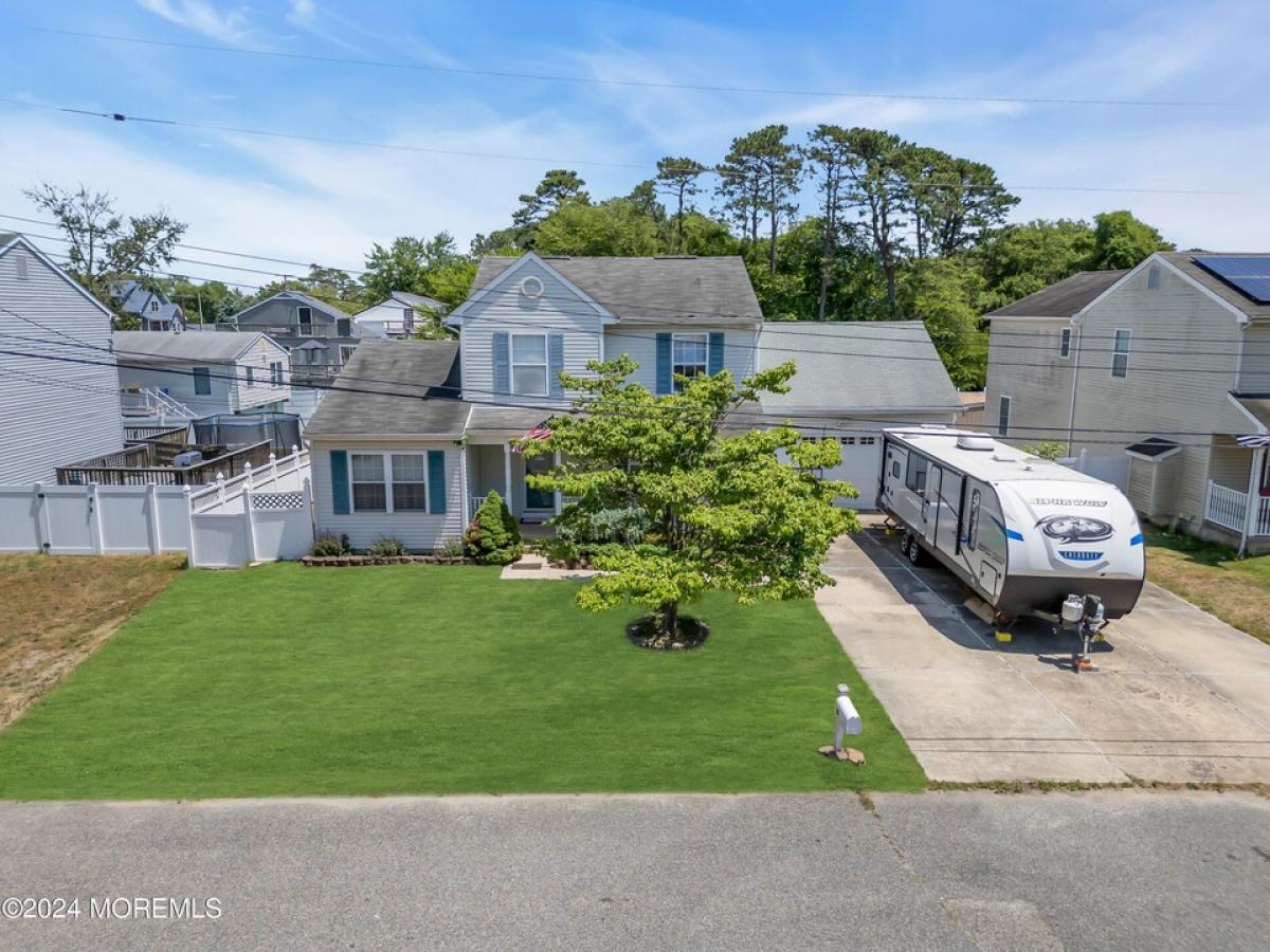 Picture of Home For Sale in Lanoka Harbor, New Jersey, United States